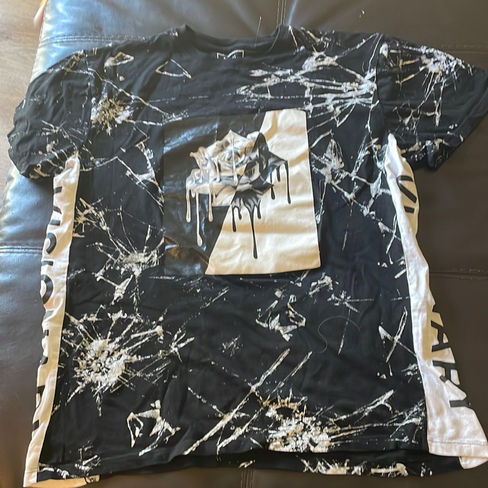 rue 21 black and white T with rose picture size L